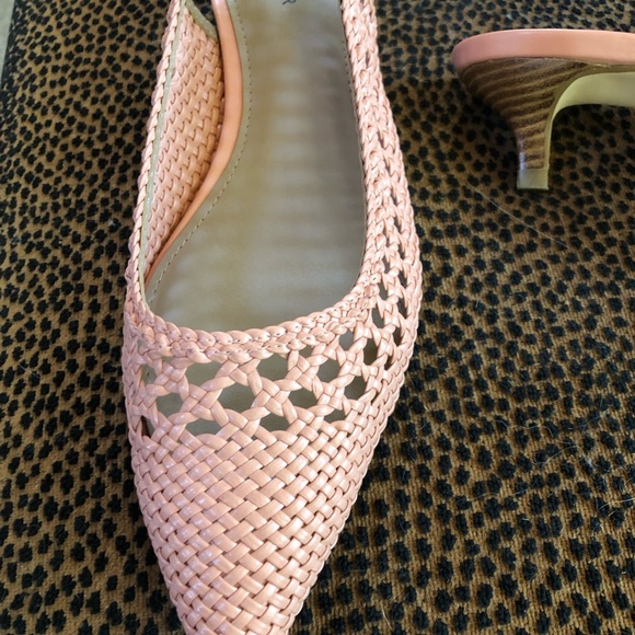 New in box! Beautiful Donald Pliner kitten heel pumps! - Picture 8 of 11